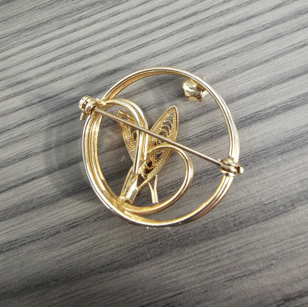 Vintage Brooch Pin in Gold Tone with Faux Pearl Accent Filagree Leaves in Heart - Picture 2 of 2